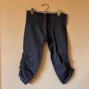 Lululemon cropped leggings in gray